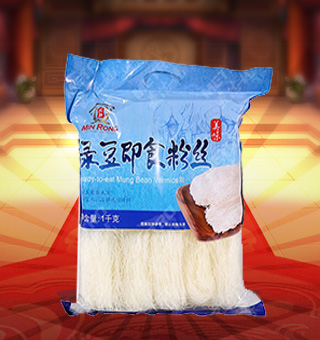 新闽融绿豆即食粉丝产自山东烟台1kg每袋，精选优质豌豆淀粉、绿豆淀粉等配料，经先进的生产工艺和严格的品质管理精制而成。柔韧性强，口感爽滑耐嚼，风味独特，可凉拌、热炒、火锅、油炸等方法制作出多种菜肴。本品内含有能量、碳水化合物等营养成分，营养价值丰富，深受消费者的喜爱。