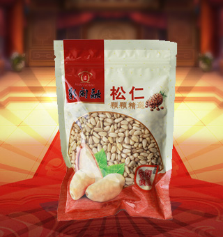 新闽融松仁产自吉林松源350g每袋，精选优质松仁为原料，经先进工艺精心制作而成，粒粒饱满，天然原味，轻松享受。松仁中富含丰富的蛋白质、脂肪、碳水化合物及钠等微量元素，有助于补充人体所需。采用精美袋式包装，大气上档次，适合开袋即食或煲粥，食法多样，是你居家生活的必备选择。