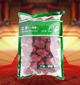 闽融红枣(一等果)产自新疆和田500g每袋，精选优质新疆和田红枣为原料，经先进工艺精心制作而成，个大饱满，枣香浓郁，轻松享受。红枣中富含丰富的蛋白质、脂肪、碳水化合物及钠等微量元素，有助于补充人体所需。采用精美袋式包装，大气上档次，适合煮粥、煲汤、泡水等，食法多样，是你居家生活的必备选择。