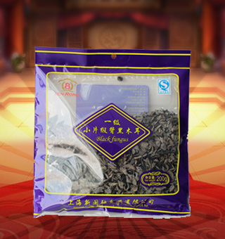 新闽融一级小片缎背黑木耳产自吉林省吉林市200g每袋，缎背黑木耳中含有一种成分能抑制血小板聚集，能降低血液浓度，保持血液流动畅通，每天泡发10到15克缎背黑木耳食用，即可以起到抗血小板聚集，抗凝和降低胆固醇的作用，有利于高脂血症，动脉硬化和冠心病防治，血液粘稠度高，血胆固醇高的老年人常吃黑木耳可以预防脑血栓和心肌梗死。