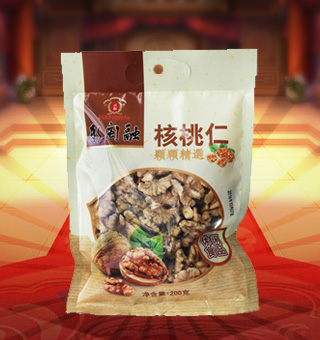 新闽融核桃仁产自云南大理200g每袋，精选优质云南大理核桃仁为原料，经先进工艺精心制作而成，粒粒饱满，天然原味，轻松享受。厨之选优选核桃仁中富含丰富的蛋白质、脂肪、碳水化合物及钠等微量元素，有助于补充人体所需。采用精美袋式包装，大气上档次，适合开袋即食或煲粥，煲汤，食法多样，是你居家生活的必备选择。