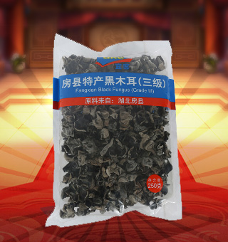 宜客(AKA)三级房县特产黑木耳产自湖北房县250g每袋，精选新鲜食用木耳，从采摘、加工、包装都经过严格的食用消毒检验，卫生安全，放心食用。口感香脆富有弹性，食用价值高，可用来配菜、凉拌、搭配煲汤、小炒等，多种吃法，多种营养选择。采用透明的塑料包装，大气美观，新鲜清晰可见，方便消费者们的选购，质量保证，放心购买。