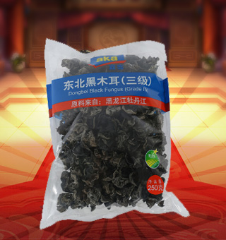宜客(AKA)三级东北黑木耳产自黑龙江牡丹江250g每袋，精选新鲜食用木耳，从采摘、加工、包装都经过严格的食用消毒检验，卫生安全，放心食用。口感香脆富有弹性，食用价值高，可用来配菜、凉拌、搭配煲汤、小炒等，多种吃法，多种营养选择。采用透明的塑料包装，大气美观，新鲜清晰可见，方便消费者们的选购，质量保证，放心购买。