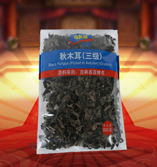 宜客(AKA)三级秋木耳产自吉林省吉林市500g每袋，精选新鲜食用木耳，从采摘、加工、包装都经过严格的食用消毒检验，卫生安全，放心食用。口感香脆富有弹性，食用价值高，可用来配菜、凉拌、搭配煲汤、小炒等，多种吃法，多种营养选择。采用透明的塑料包装，大气美观，新鲜清晰可见，方便消费者们的选购，质量保证，放心购买。