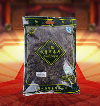 闽融一级缎背黑木耳产自浙江丽水500g每袋，缎背黑木耳，野生又可以人工培植，种子实体耳状、叶状或杯状，薄、边缘波浪状，宽3-10厘米，厚2毫米左右，以侧生的短柄或狭细的附着部固着于基质上。色泽黑褐，质地柔软，味道鲜美，可素可荤，营养丰富。能够影响血液系统、促进免疫功能、影响生物合成。