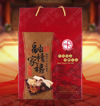 闽融融情家禧南北货礼盒净含量：花菇130G、缎背黑木耳180G、银耳250G、小核桂圆100G、杏鲍菇200G、黄花菜250G、红枣500G、香菇150G，精选香菇、黑木耳、小核桂圆、银耳、茶树菇、无核枣。从选料到加工，从品控到服务，环环诚信，处处用心，提供安全有保障、拥有高端品质的满分产品。将美味牢牢锁住，用美好品质为您的生活增添更多滋味。