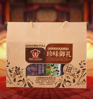 闽融珍味御礼南北干货礼盒(大)净含量：香菇80克，黑木耳80克，黄花菜250克，一级银耳100克，竹荪60克，红枣500克，闽融为您精选优质红枣、竹荪等原料，好的原料给品质更好保障酥香丰润的红枣，晶莹剔透的银耳，香美诱人的香菇等，都是家中必备的良品。精美的包装，独特的美味，闽融用美好品质为您的生活增添更多滋味。