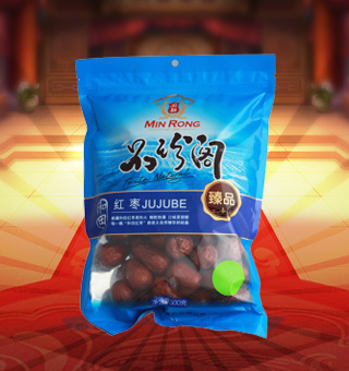 新闽融品珍阁臻品红枣产自新疆和田500g每袋，和田红枣是产自新疆和田地区的红枣，又名“和田大枣” 和田红枣以其个大、皮薄、核小、肉厚、颜色好、干而不皱出名。和田红枣维生素C含量丰富，高于苹果含量的七八十倍。 