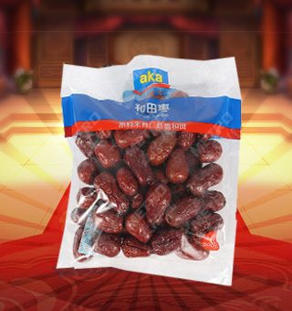 宜客(AKA)和田枣产自新疆和田500g每袋，和田红枣是产自新疆和田地区的红枣，又名“和田大枣” 和田红枣以其个大、皮薄、核小、肉厚、颜色好、干而不皱出名。和田红枣维生素C含量丰富，高于苹果含量的七八十倍。 