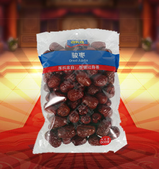 宜客(AKA)骏枣产自新疆吐鲁番500g每袋，精选优质新疆吐鲁番红枣为原料，经先进工艺精心制作而成，个大皮薄，核小肉厚，轻松享受。宜客骏枣中富含丰富的蛋白质、脂肪、碳水化合物及钠等微量元素，有助于补充人体所需。采用精美袋式包装，大气上档次，适合煲汤、煲粥、泡水等，食法多样，是你居家生活的必备选择。 