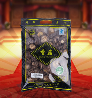 闽融香菇产自浙江丽水150g每袋，香菇又称香蕈、冬菇，它味道鲜美，香气沁人，素有“植物皇后”之誉，是家庭、宴席之美味佳肴。将本品用清水洗净浸泡后，可直接与肉丝爆炒、排骨煲汤，或作为佐料，荤素皆宜。采用透明的袋式包装，香菇色泽清晰可见，方便消费者们的选购，质量有保证，可放心购买。