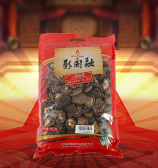 新闽融一级香菇产自浙江丽水250g每袋，香菇素有山珍之王之称，是高蛋白、低脂肪的营养保健食品。香菇中麦角甾醇含量很高，对防治佝偻病有效；香菇多糖（β～1，3葡聚糖）能增强细胞免疫能力，从而抑制癌细胞的生长；香菇含有六大酶类的40多种酶，可以纠正人体酶缺乏症；香菇中的脂肪所含脂肪酸，对人体降低血脂有益。