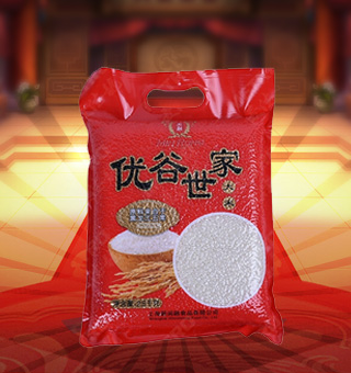 新闽融优谷世家大米产自黑龙江五常2.5kg每袋，五常大米颗粒均匀，颜色清白，半透明，有光泽，无杂色。做成米饭后，饭粒晶莹，透明发亮。其特色空碗不挂粒、剩饭不回生，就是大米营养价值高、微量元素适中的表现。