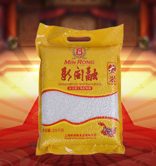 新闽融大米产自黑龙江五常2.5kg每袋，大米，是稻谷经清理、砻谷、碾米、成品整理等工序后制成的成品。大米是补充营养素的基础食物，除了富含碳水化合物外，还含有蛋白质、脂肪、维生素及11种矿物质，能为人体提供全面的营养，所以被誉为“五谷之首”。