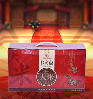 新闽融大米（盒装）产自黑龙江五常4kg每盒，五常大米富含蛋白质以及多种维生素，其中脂肪含量比普通米高出3倍，钙高出1.5倍，铁高出2.33倍，维生素E竟是普通大米的近4倍，其它各项营养指标均远高于普通大米。 