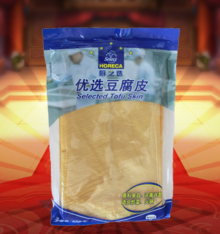 厨之选(HORECA SELECT)优选豆腐皮产自河南许昌500g每袋，豆腐皮是中国传统豆制品将新鲜大豆浸泡后，磨浆，滤去豆腐渣，这时的产品就是豆浆，然后煮豆浆，在其表面会凝固的一层高蛋白质含量的薄膜（皮），这层皮就是腐皮。用工具挑起薄膜后挂起，最先挑起的一层皮以片状鲜吃或晒干，称为腐皮，口感最滑。