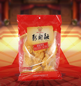 新闽融朵型银耳产自浙江丽水250g每袋，精选优质原材料，绿色种植，阳光充沛，人工采摘筛选，品质保证，不添加任何防腐剂与人工色素。安全卫生，色泽嫩白，口感细腻香醇，是家庭、宾馆、餐厅、席间的上等佐料，保留了丰富的营养成分。采取透明包装，新鲜清晰可见，干净卫生，方便存放冷藏，方便消费者们的选购，安全健康，放心购买。